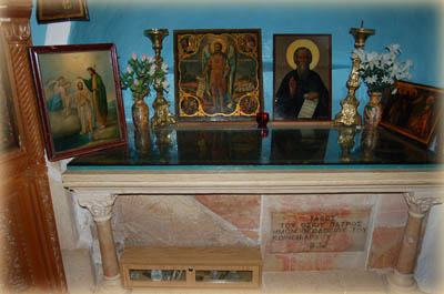 Гроб преп. Феодосия Великого в пещере трех волхвов