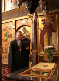 Отец Савва у мощей